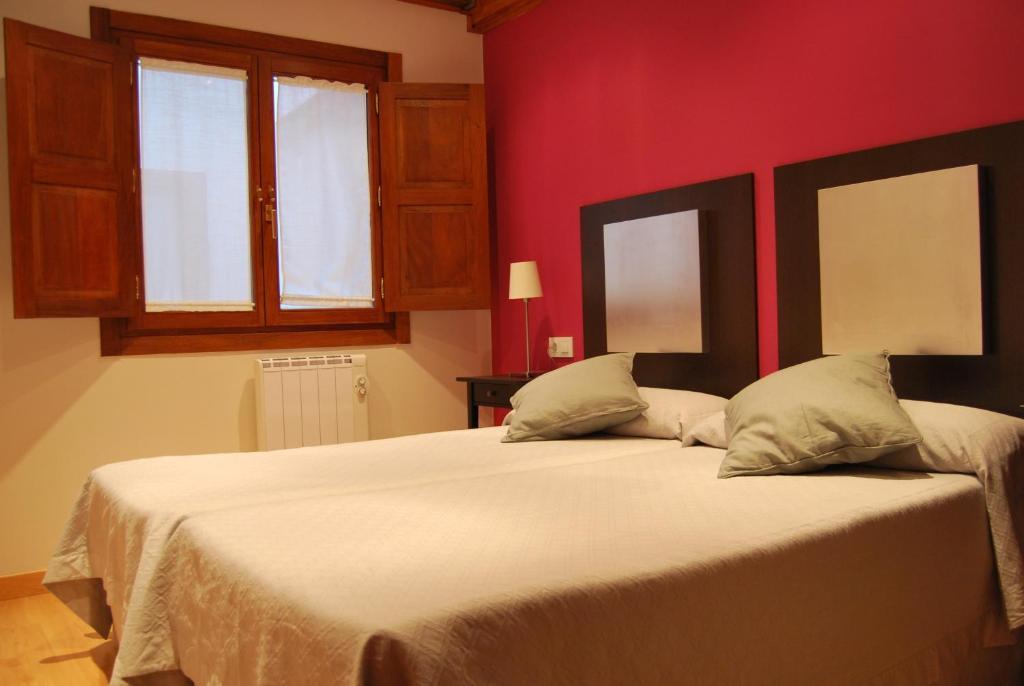 Apartamentos Plaza Mayor Llanes Værelse billede