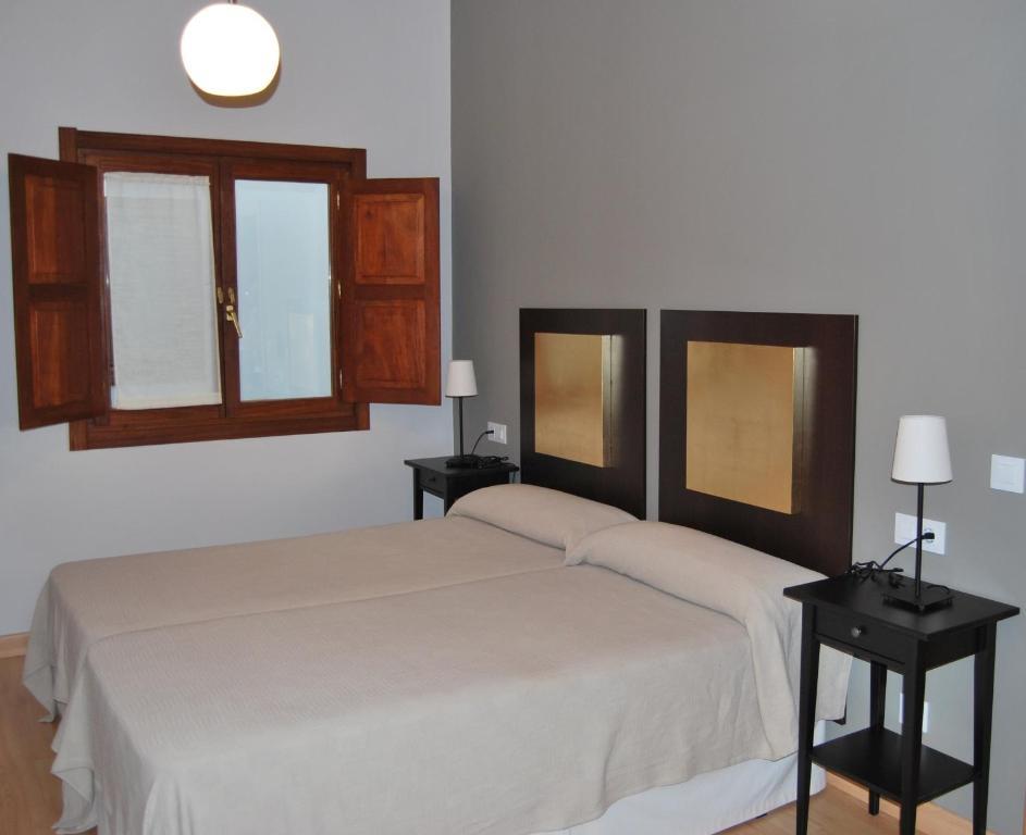 Apartamentos Plaza Mayor Llanes Værelse billede